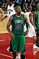 Paul Pierce, également 12 ans de carrière prolonge aux Celtics de Boston. Tout comme les 3 premiers noms cités, il prolonge dans le seul club de sa carrière en NBA.