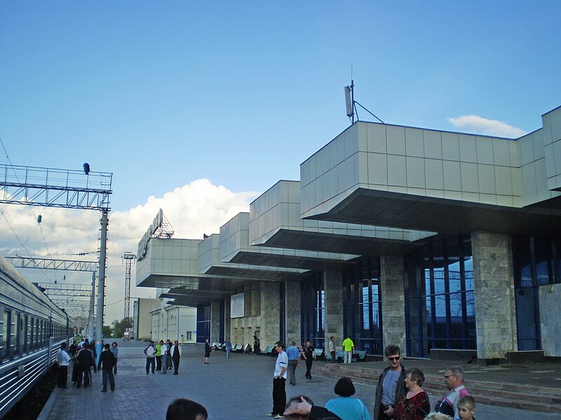File:Pavlodar train station. Main hall building.JPG