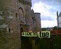Banderole contre la ligne Très Haute Tension Normandie-Maine sur le pont-levis du château de Vitré