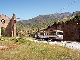 Ancien bâtiment de la gare désaffectée de Pietralba, avec le Monte Reghia di Pozzo en arrière-plan à droite.