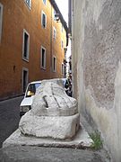 Pigna - il pie di marmo a via santo stefano del cacco 2135