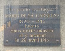 Мемориальная плита Са-Карнейру на здании, где он совершил самоубийство, 26 апреля 1916 года (Rue Victor-Massé 29, Paris).