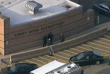 Die Polizei wird in der Sandy Hook-Grundschule nach einer Schießerei in der Schule gesehen.