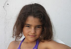 Portrait photographique d'Inês, petite Portugaise de 8 ans. (définition réelle 2 181 × 1 529)