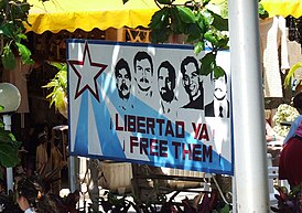 Cartel con retratos de los "Cinco Cubanos" en la calle Varadero, Cuba