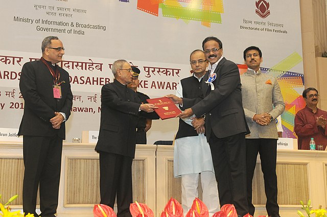 Shri Pranab Mukherjee presenting the Special Mention Certificate for “Pride of Tamil Cinema” (1931–2013) in the category of Best Writing on Cinema to 