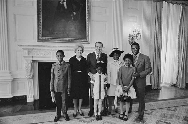 File:President Richard Nixon and Pat Nixon with World Heavyweight Boxing Champion Joe Frazier and Family.jpg