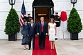 Başkan Trump ve First Lady Melania Trump, Japonya Başbakanı Abe ve Bayan Abe'yi Beyaz Saray'da Karşıladı (46952064034) .jpg