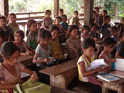 Noies en una petita escola del poble d'una zona rural al nord de Laos