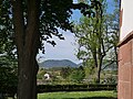 Lage der Kirche mit Blick auf Pfälzer Wald