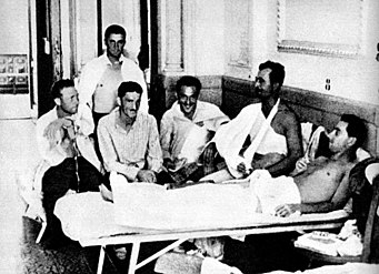 Иван Гошњак са рањеним друговима у Шпанији; други слева Коста Нађ, у постељи Алеш Беблер, 1937.
