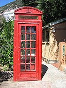 Червона телефонна будка у британському стилі