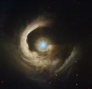 V1331 Cygni e a nebulosa de reflexão ao redor capturada pelo Telescópio Espacial Hubble