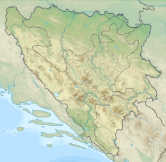 Mapa konturowa Bośni i Hercegowiny, na dole znajduje się owalna plamka nieco zaostrzona i wystająca na lewo w swoim dolnym rogu z opisem „Wodospady Kravica”