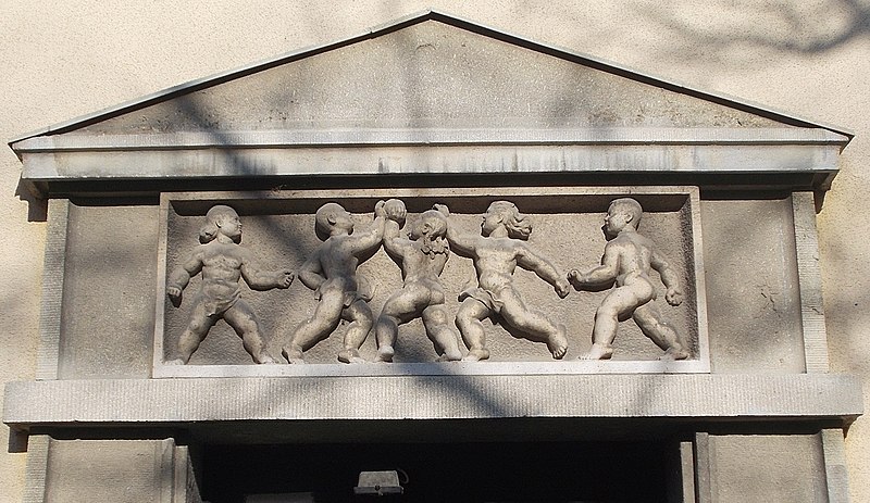 File:Relief by Mihály Dabóczi, 2 Kisköre street, 2018 Albertfalva.jpg