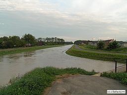 Rieka Trnavka pretekajúca cez Trebišov.jpg