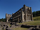 Iglesia de la abadía gótica parcialmente en ruinas.