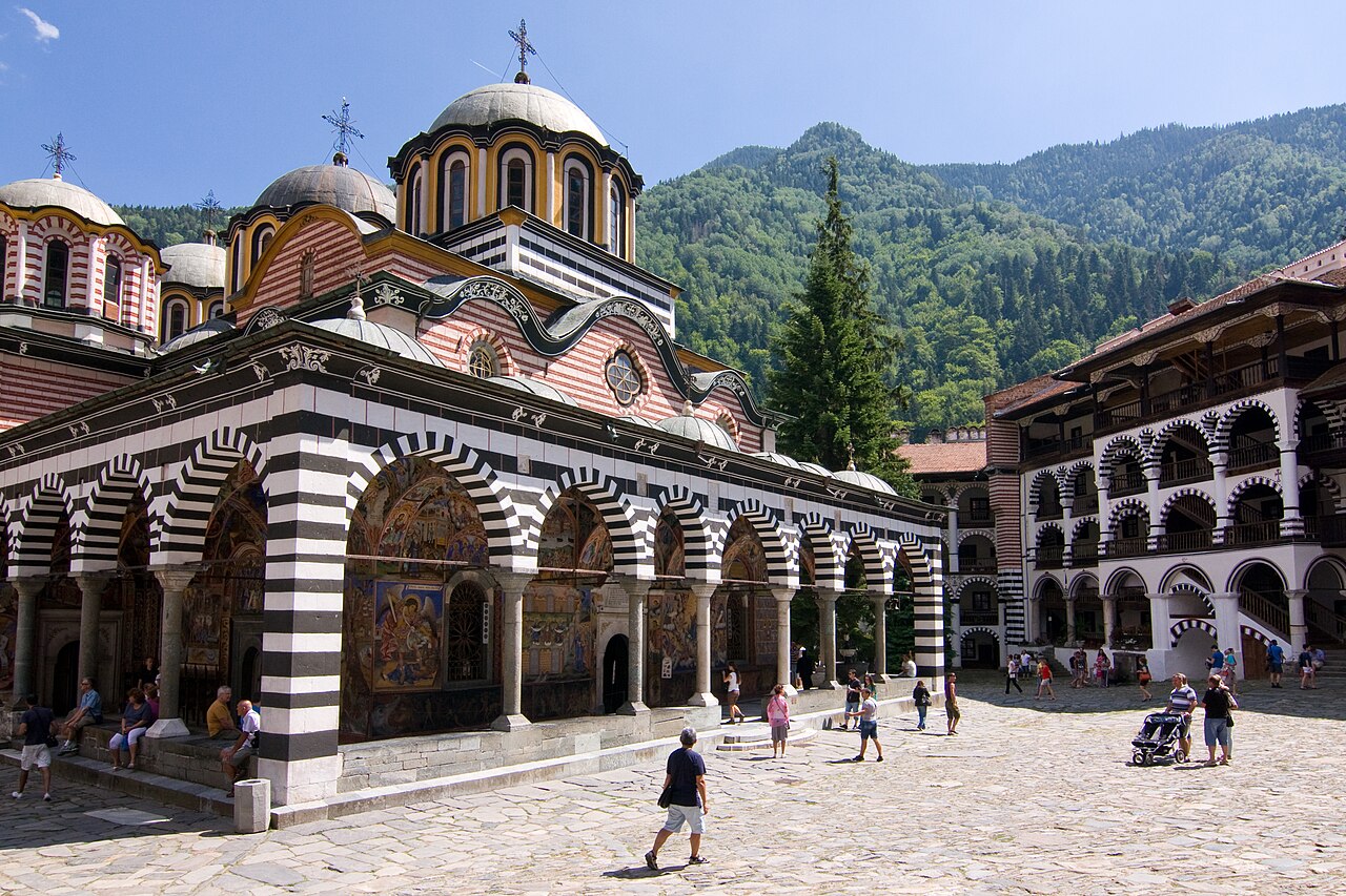 Bugarska - Page 2 1280px-Rila_Monastery%2C_August_2013