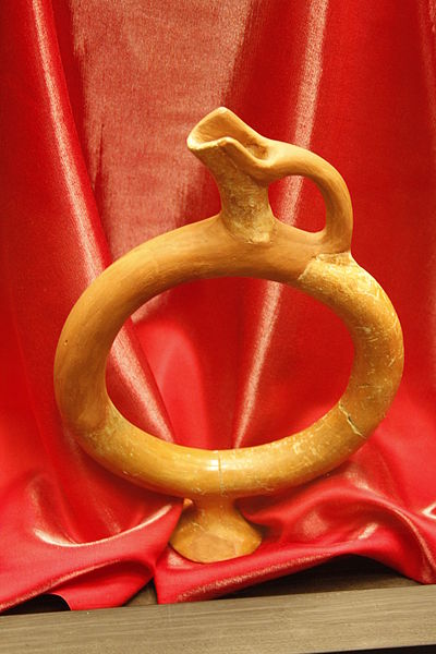 File:Ring-shapped terracota vessel.jpg