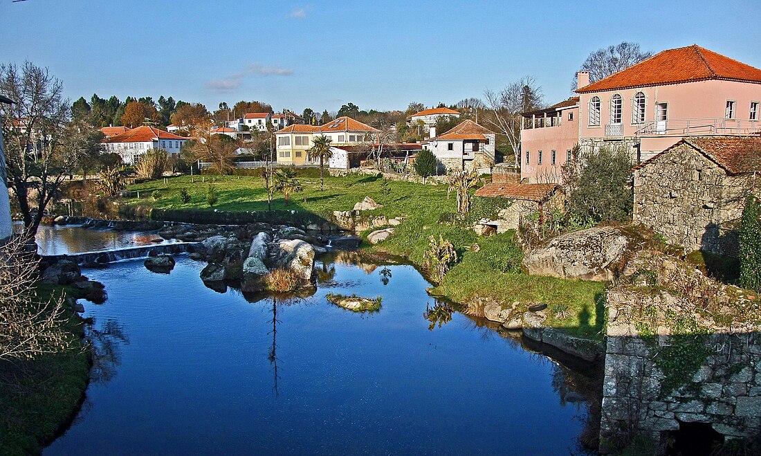 File:Rio Dinha - Mosteiro de Fráguas - Portugal (31715462672).jpg