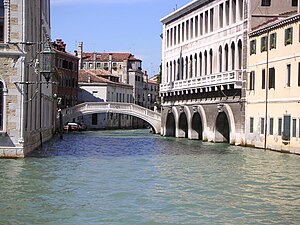 le Ponte Foscari près de l'embouchure dans le Grand Canal et reliant Calle larga Foscari à la Calle Foscari et l' Università Ca' Foscari