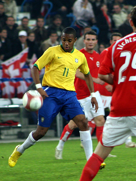 Robinho disputant un partit amb Brasil.