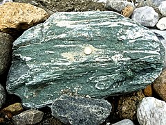Prasinite (schiste vert) veinée de quartz, gisement du Mont-Cenis