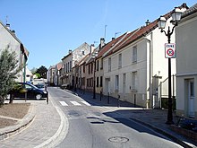 L'avenue Charles-de-Gaulle, rue principale du village.