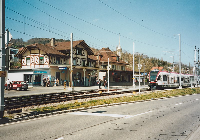 File:SBB Historic - F 122 00078 007 - Beinwil am See Stations- und Nebengebaeude Bahnseite.jpg