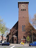 Sacramentskerk, met voor de ingang een social sofa