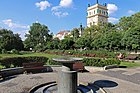 Čeština: Sady Bratří Čapků na Vinohradech v Praze 2, v pozadí Vinohradská vodárenská věž English: Sady Bratří Čapků park, Prague.