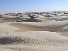 Uma fotografia de dunas de areia no deserto do Saara perto de Tozeur, na Tunísia