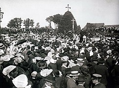 Le pardon de Saint-Jean-du-Doigt en 1907 (photographie Georges de Kerever, musée d'art et d'histoire de Saint-Brieuc).