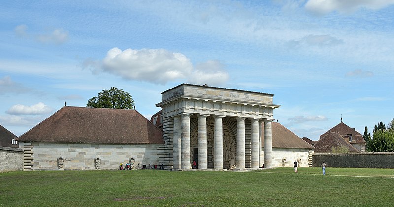 File:Saline royale d'Arc-et-Senans entry building.jpg