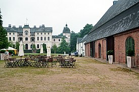 Salzau (Fargau-Pratjau), Herrenhaus, westliches Kavaliershaus und Scheune.jpg