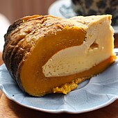 Rebanada de natilla de calabaza amarillenta con cáscara marrón