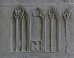 Reliefs gothiques sur le pilier de la croisée de transept