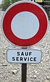 Dieses Schild erheitert deutsche Touristen. Es bedeutet: Dienstfahrzeuge ausgenommen.
