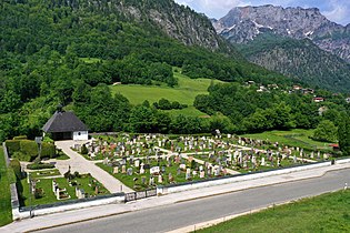 Friedhofsanlage mit Untersberg
