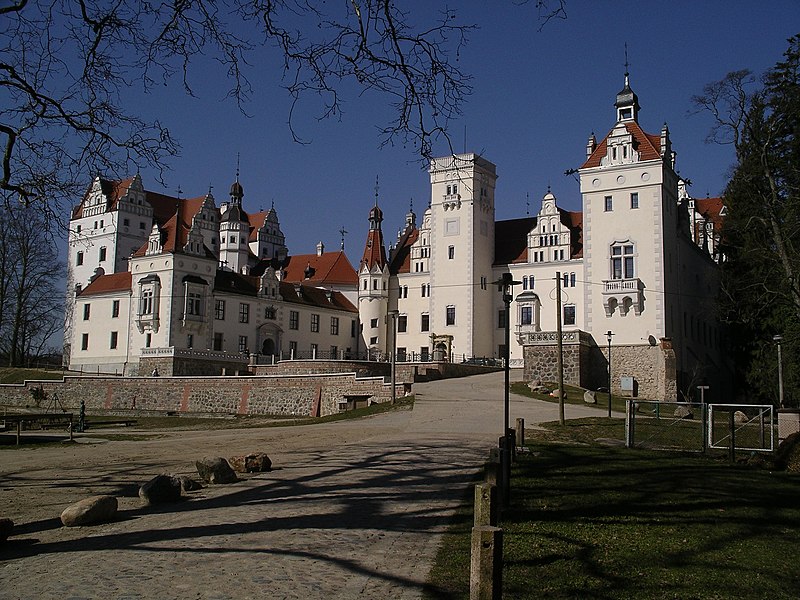 File:Schloss Boitzenburg von vorne.jpg