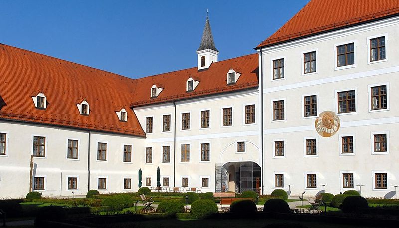 File:Seeon Klosterhof.jpg