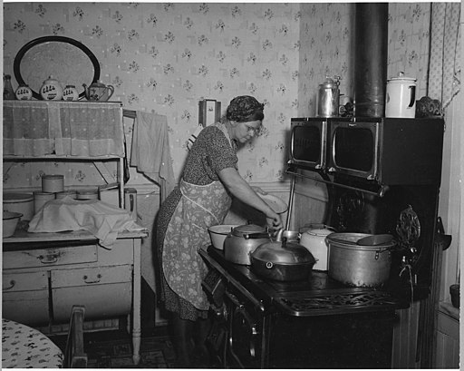 Shelby County, Iowa. This is the interior of a tenant farmhouse owned by one of the big insurance co . . . - NARA - 522375