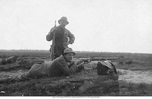 Mauritz Eriksson (stehend) mit Hugo Johansson bei den Olympischen Spielen 1920