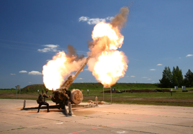 Стрэл з гаўбіцы Д-30 падчас армейскага конкурсу «Майстар-збройнік». Май 2021.