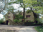 Passerelle voûtée et mur de jardin attachés à la façade sud de Shuttleworth Hall