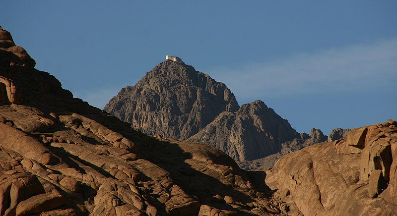Fil:Sinai-Mosesberg-228-Blick zum Katharinenberg-2009-gje.jpg