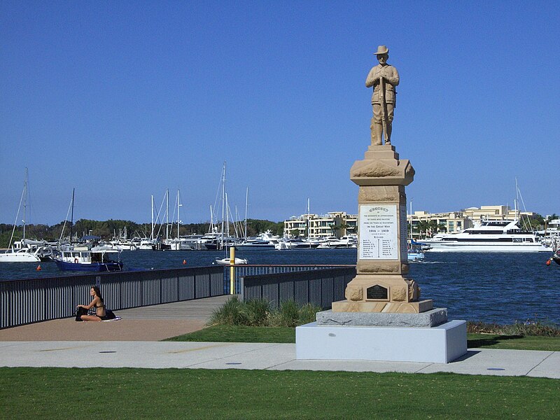 File:Southport QLD ANZAC Park 20111107-statue.jpg