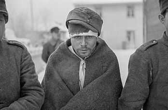 Há 80 anos, neste dia, a Guerra de Inverno começou quando a União Soviética invadiu a Finlândia. A guerra foi travada em temperaturas abaixo de -43 °C. Na fotografia, tirada em 6 de janeiro de 1940, os prisioneiros de guerra soviéticos estão vestidos com roupas novas distribuídas em Rovaniemi, Finlândia, próximo ao Círculo Polar Ártico (definição 4 873 × 3 177)