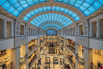 La verrière du grand magasin DLT de Saint-Pétersbourg. (définition réelle 7 745 × 5 163)