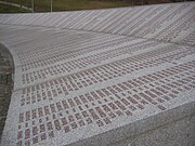 Імена жертв у меморіалі в Поточарах